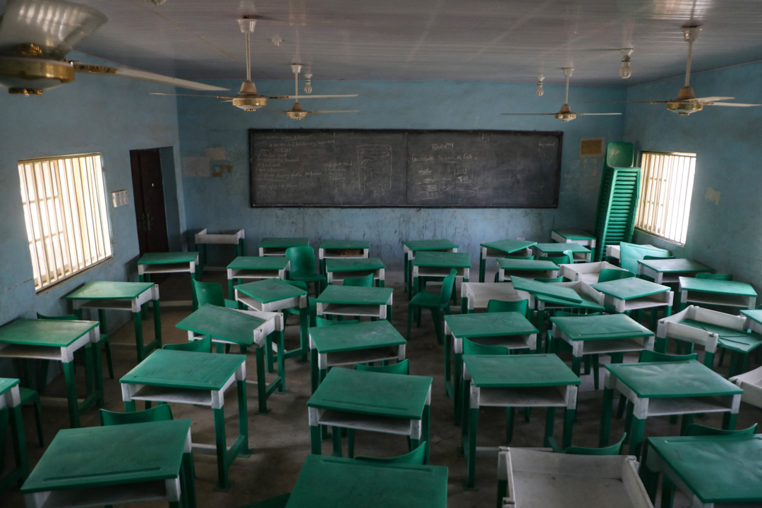 恐惧上学，版权; Sodiq Adelakun Adekola